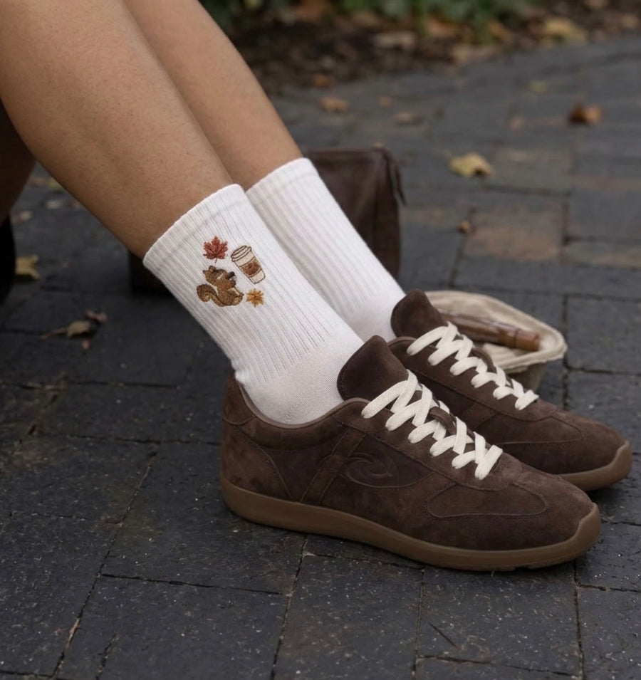 Weiße Socken mit Herbst Motiven