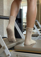 Beige Socken bei einer Übungen auf dem Reformer