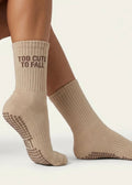 Beige Pilates Socken mit der Schrift "Too cute to fall"