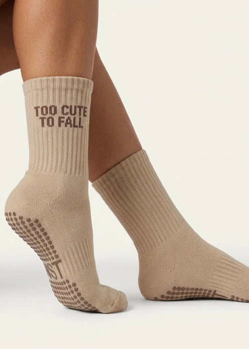 Beige Pilates Socken mit der Schrift "Too cute to fall"