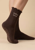 Dunkle Braune Socken mit einem Rüschenrand und der Aufschrift "Coffee Lover"