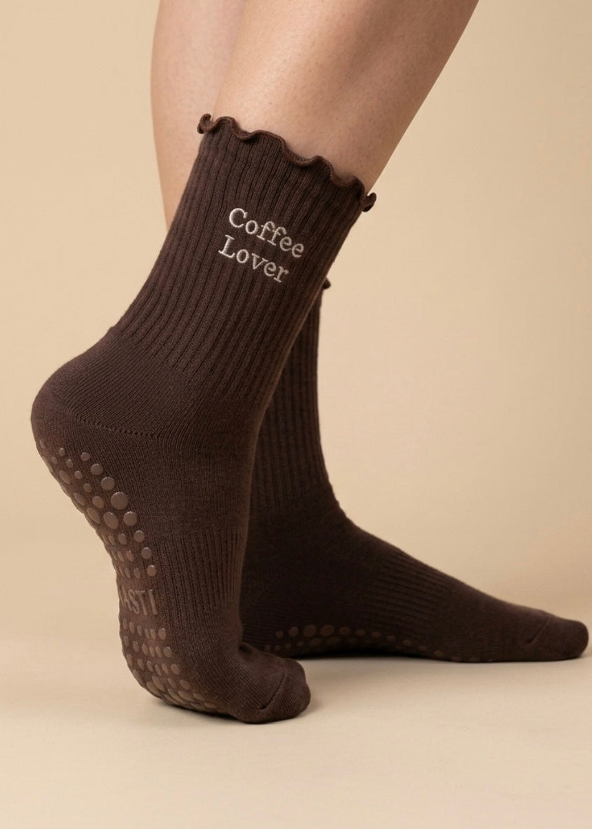 Dunkle Braune Socken mit einem Rüschenrand und der Aufschrift "Coffee Lover"