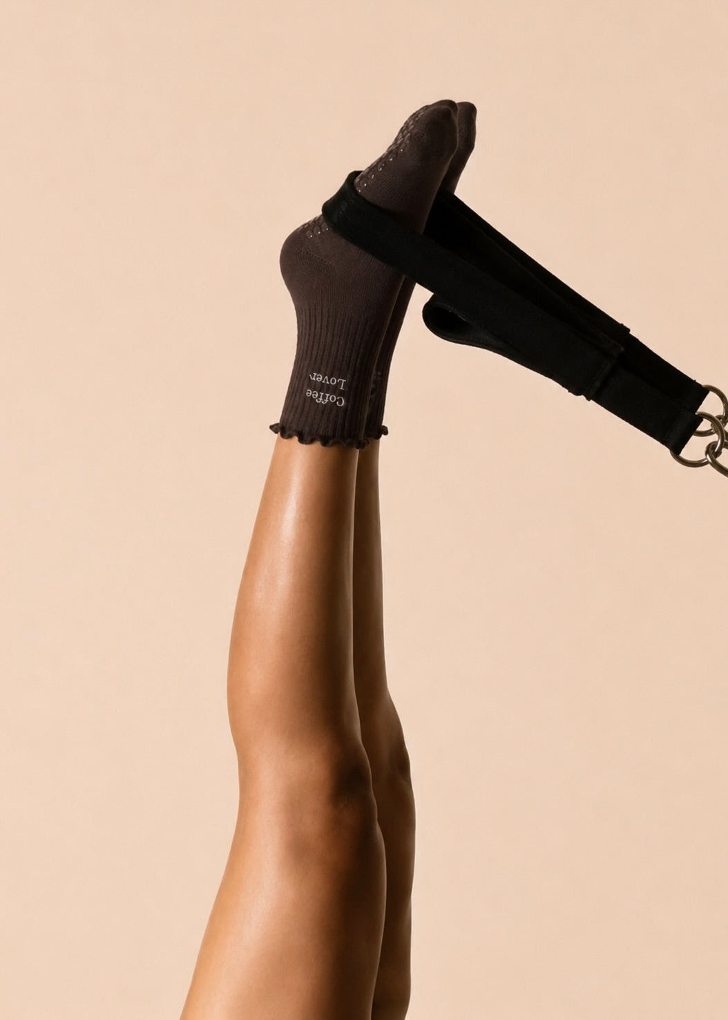 braune Pilates Socken in Schlaufe