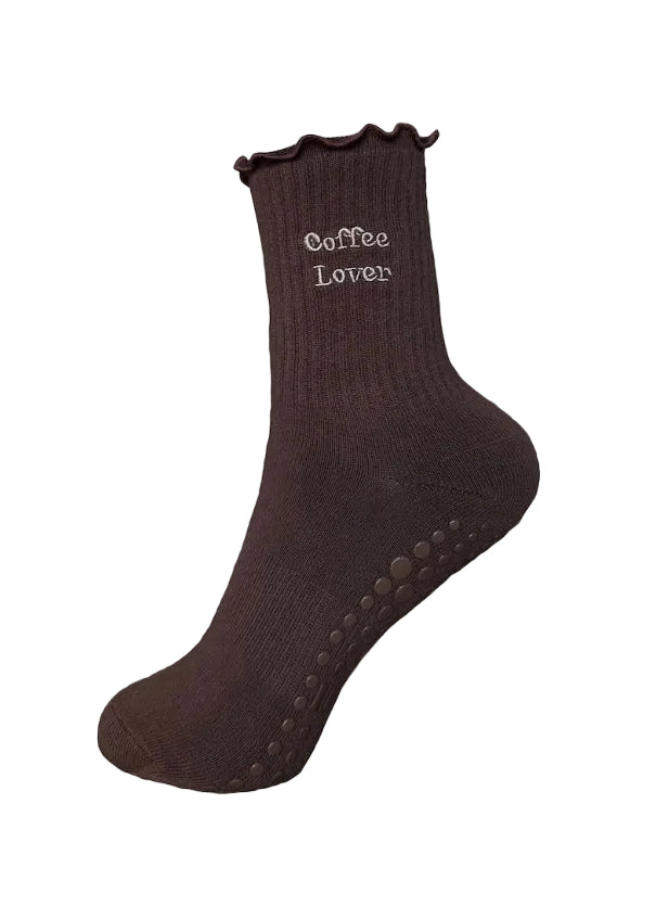 braune Pilates Socken mit dem Schriftzug "Coffee Lover"