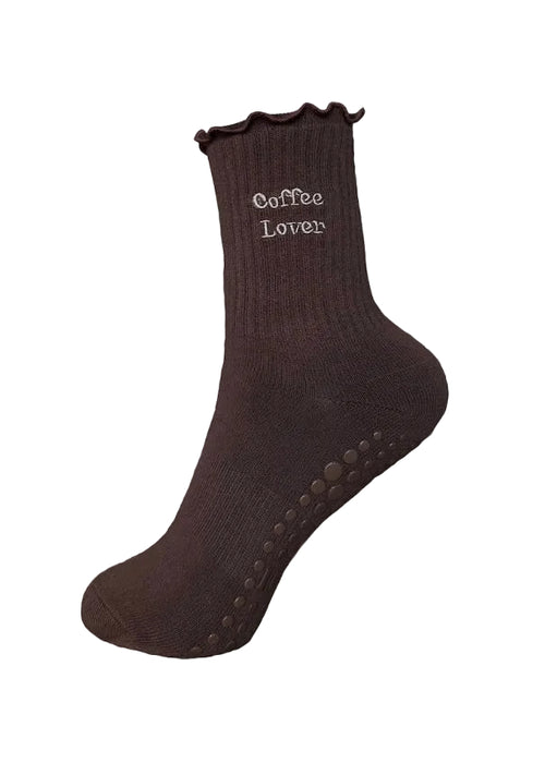 braune Pilates Socken mit dem Schriftzug "Coffee Lover"