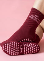 Burgundy Socken mit einer pinken Schrift "Hot,Balanced, Unbothered" und Herz Noppen