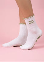 Weiße Pilates Socken mit einem grünen Rüschenrand und einer Schrift die sagt "Matcha Addicted"