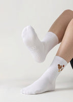 Crew Pilates Socken in weiß mit eingestickten Herbstmotiven