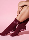 Burgundy Socken mit einer pinken Schrift "Hot,Balanced, Unbothered" und Herz Noppen