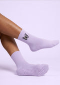 Lila Socken mit einem eingestickten Schmeterling