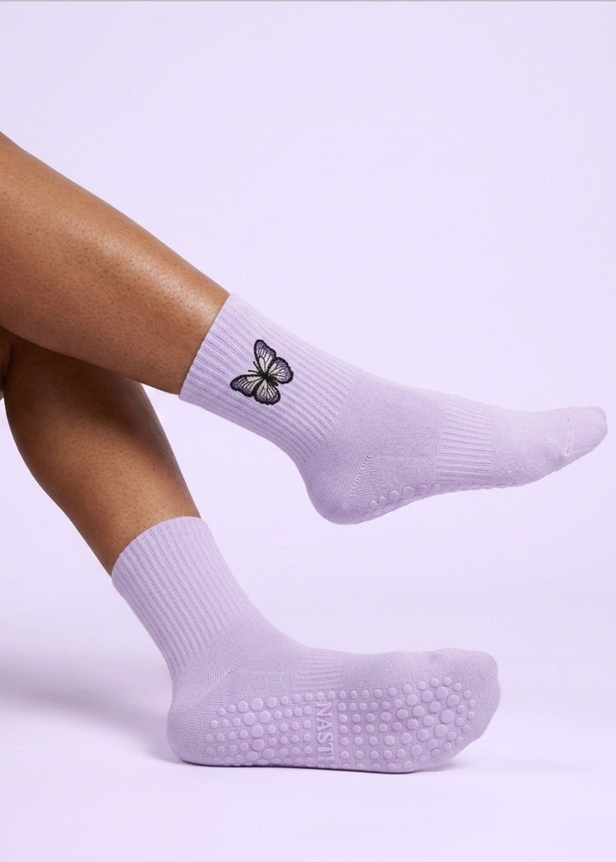 Lila Socken mit einem eingestickten Schmeterling