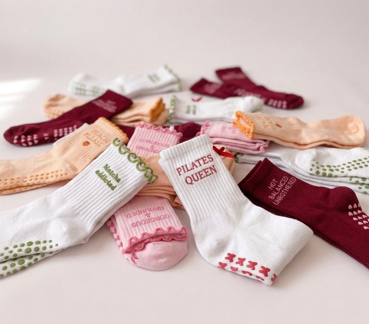 Mehrere Pilates Socken auf den Boden 