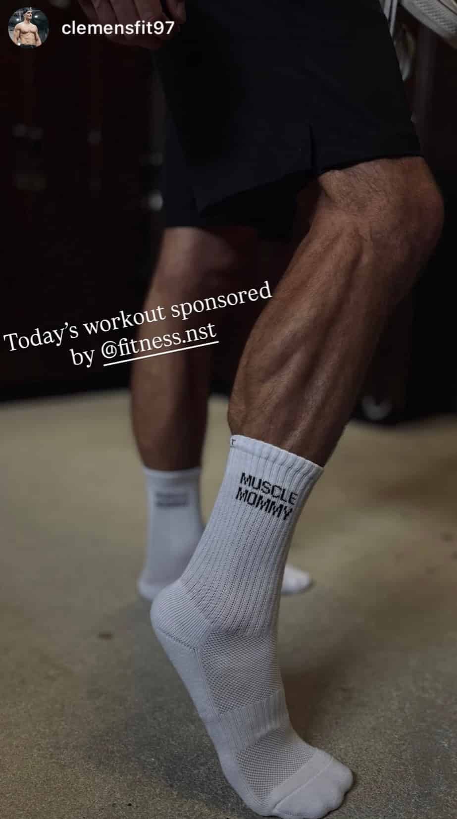 Athlet beim Training mit weißen Sportsocken von Muscle Mommy mit atmungsaktivem Mesh und verstärkter Struktur für optimalen Halt und Komfort