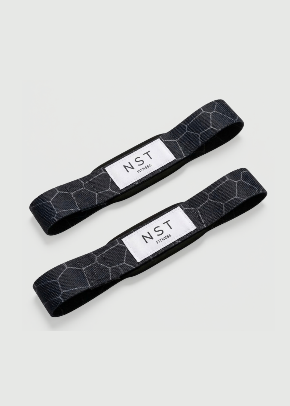 Schwarzes Paar Fitness Zughilfen mit grauem Wabenmuster und weißem NST Fitness Logo auf hellem Hintergrund