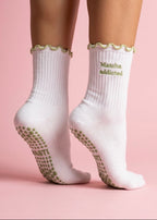 Weiße Pilates Socken mit einem grünen Rüschenrand und einer Schrift die sagt "Matcha Addicted"
