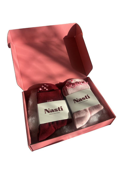Pilates Socken eingepackt in einer pinken Box