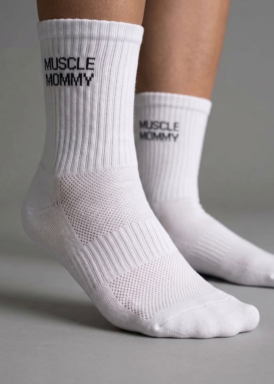 Weiße Sport Socken mit der Schrift "Muslce Mommy". Der Fokus liegt auf das Atmungsaktive Mesh