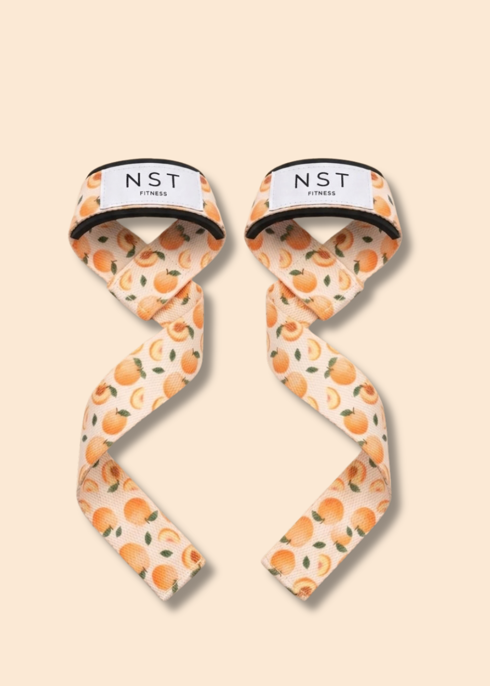 NAST Fitness Zughilfen mit verspieltem Orangen-Print und weißem Logo-Label, dekorativ auf pfirsichfarbenem Hintergrund präsentiert