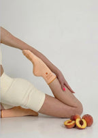 Orangene Socken mit Punkten als Noppen