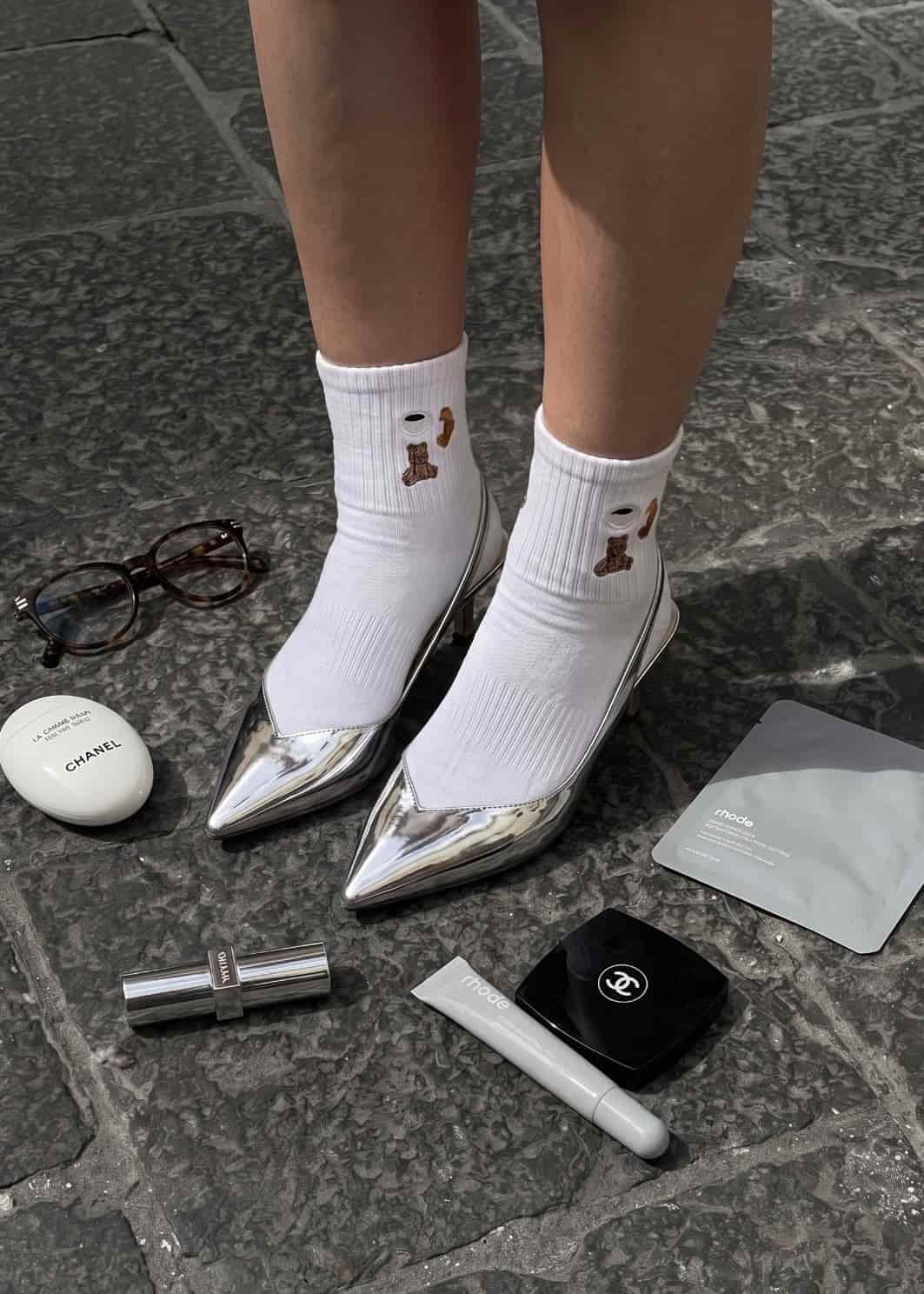 Weiße Pilates Socken in Silbernen High Heel. 