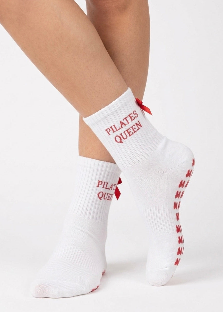 Weiße Pilates Socken mit der Schrift "Pilates Queen" und Schlaufen als Noppen