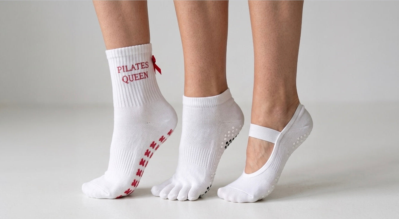 3 Füße mit unterschiedlichen Arten von Pilates Socken