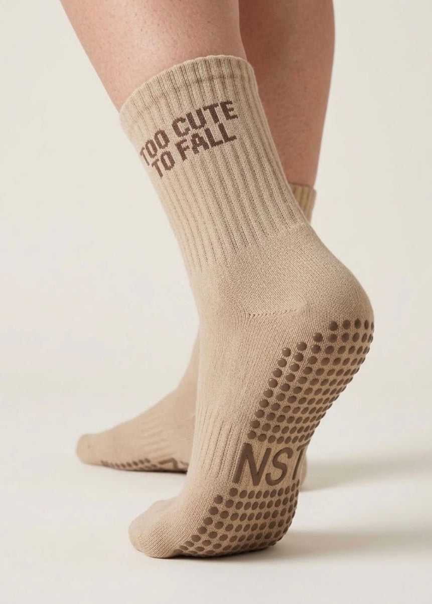 Beige Pilates Socken mit dunkel brauner Schrift "Too cute to fall"