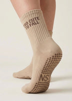 Beige Pilates Socken mit dunkel brauner Schrift "Too cute to fall"
