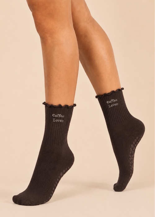 braune Pilates Socken auf Zehenspitzen