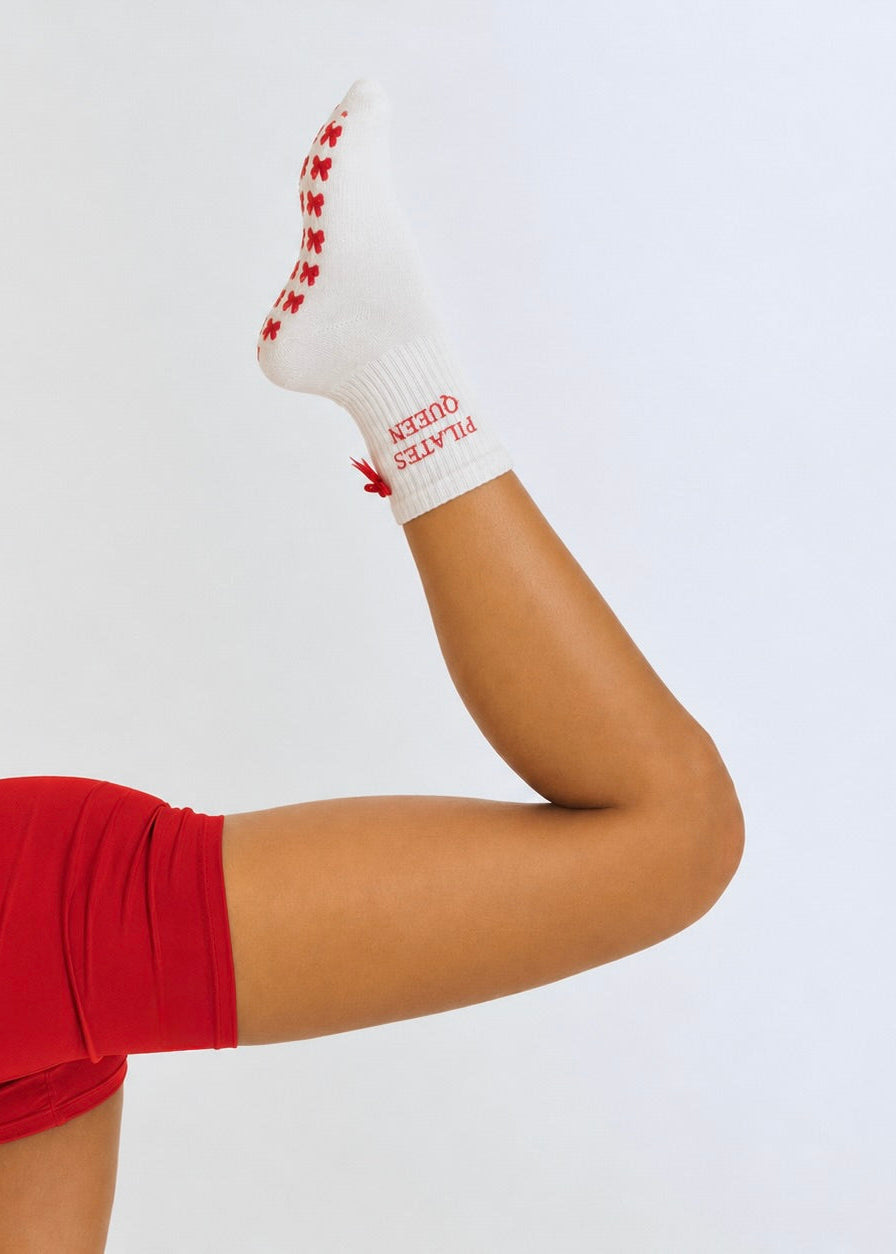 weiße Pilates Socken mit roten Details