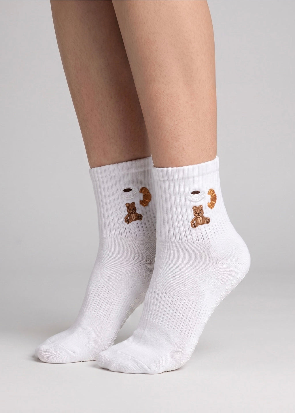 Weiße Pilates Socken mit einem Teddybären, Croissant und einem Kaffee
