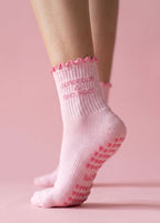 Pinke Pilates Socken mit einem Rüschenrand und pinke Herz Noppen