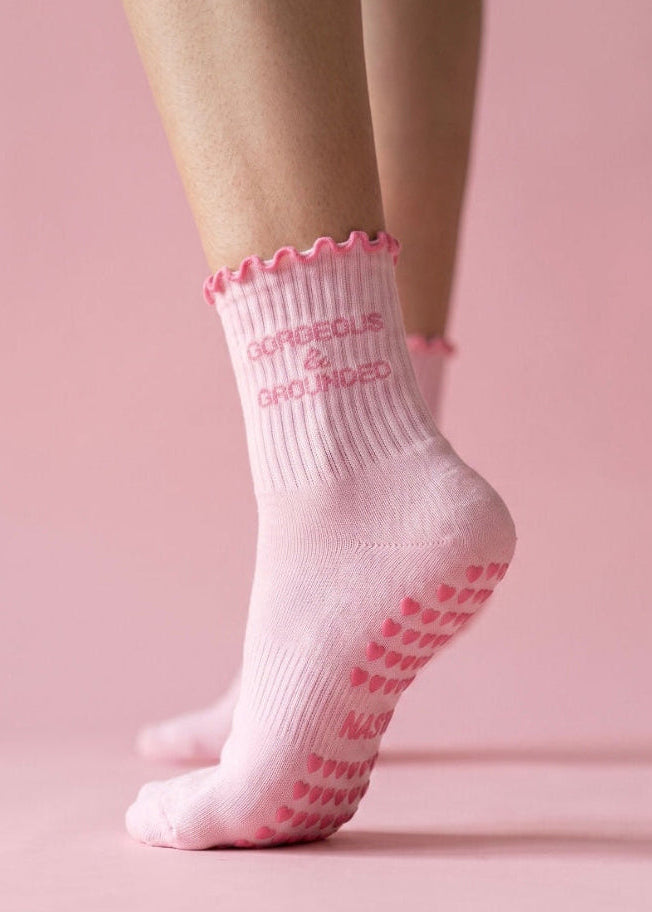 Pinke Pilates Socken mit einem Rüschenrand und pinke Herz Noppen