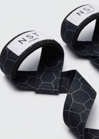 Schwarze Fitness Zughilfen von NST Fitness mit grauem Wabenmuster und weißem Logo für sicheren Halt beim Gewichtheben und Krafttraining.