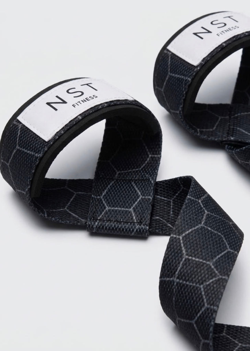 Schwarze Fitness Zughilfen von NST Fitness mit grauem Wabenmuster und weißem Logo für sicheren Halt beim Gewichtheben und Krafttraining.