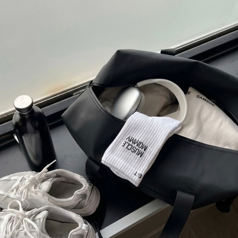 Weiße Sportsocken für Damen neben Gym-Bag und Sportschuhen – stylische Sport Socken für Training und Workout