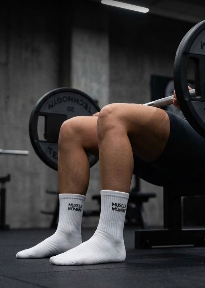 Weiße Sportsocken getragen im Fitnesstudio