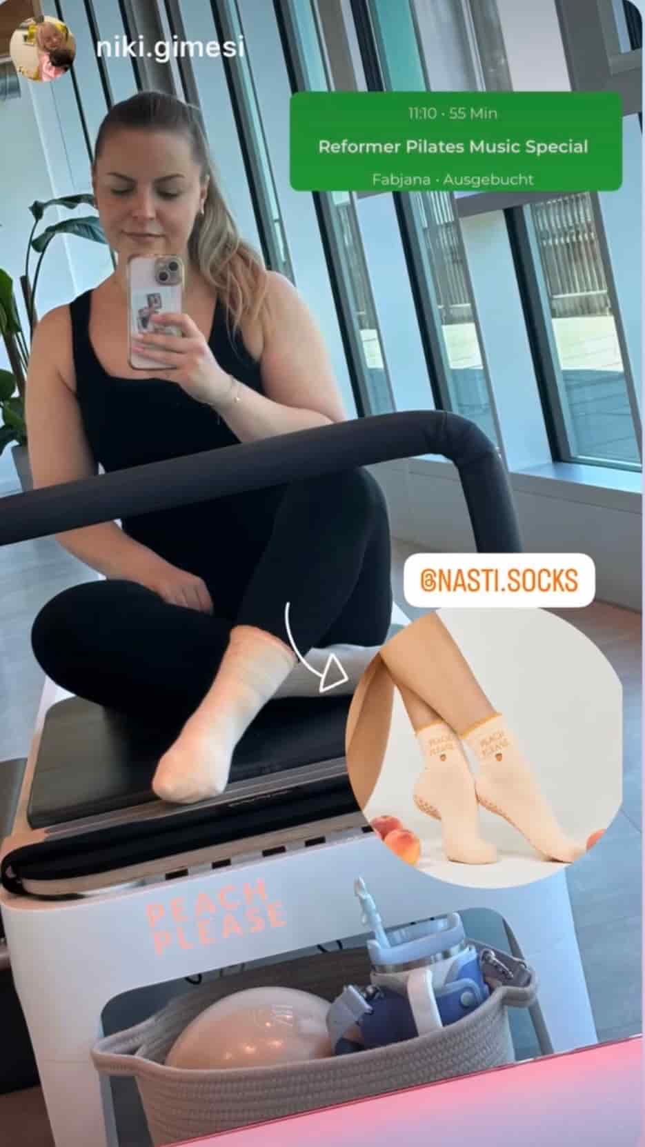 Frau beim Reformer-Pilates in einem hellen Studio, mit weißen NST Pilates-Socken. Das Bild zeigt zusätzlich eine Nahaufnahme der Socken mit Pfirsich-Motiv und rutschfester Sohle.