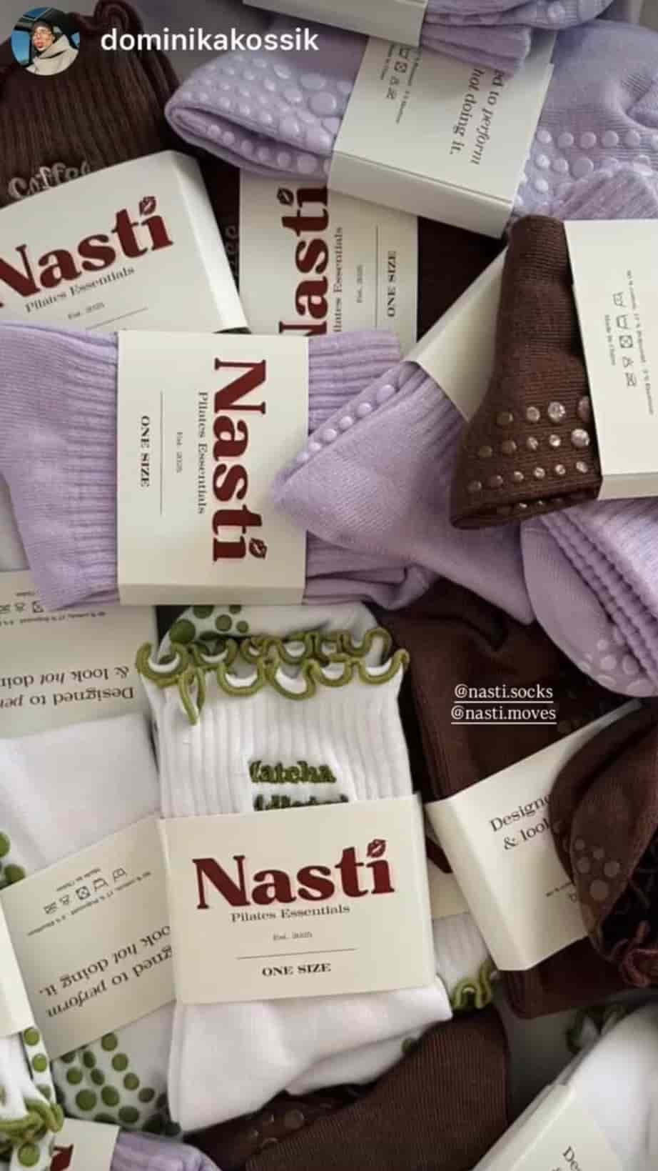 Auswahl an Nasti Pilates Grip Socks in verschiedenen Farben und Designs mit rutschfester Sohle