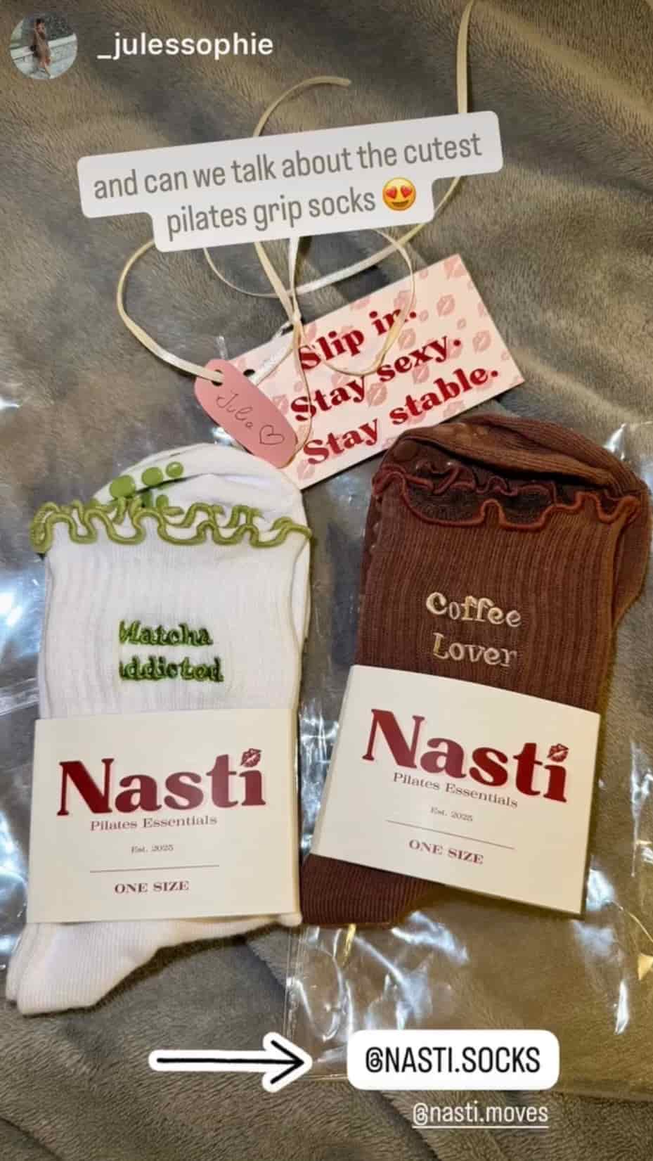NST Pilates Grip Socken in Weiß und Braun mit „Matcha Addicted“ und „Coffee Lover“ Design, präsentiert in der Nasti Verpackung.