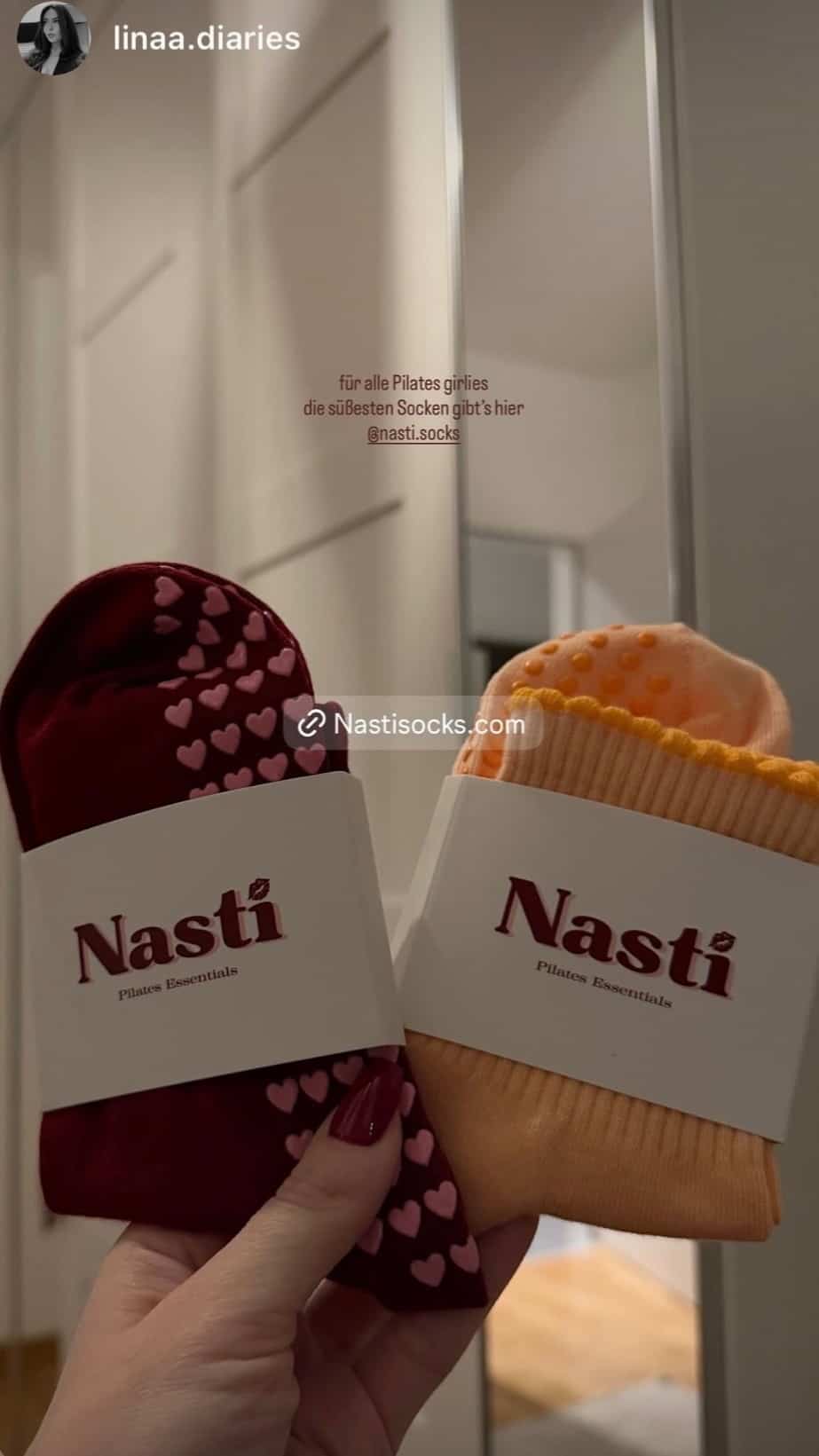 NST Pilates Grip Socks in verschiedenen Farben und Designs, getragen beim Pilates und Reformer Training sowie als stylisches Accessoire im Alltag“