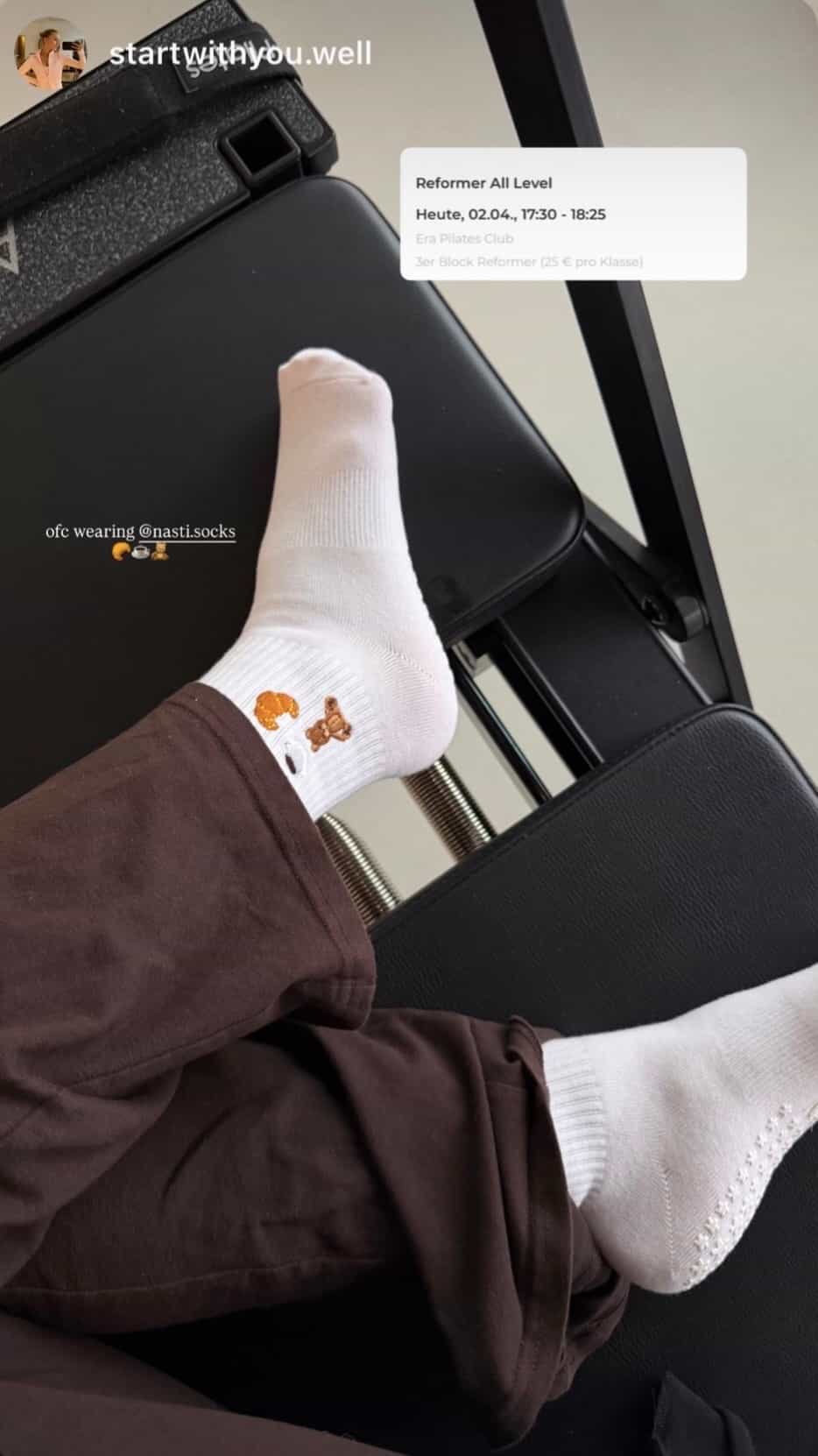 Weiße NST Pilates Grip Socks beim Reformer Pilates Training im Pilates Studio“