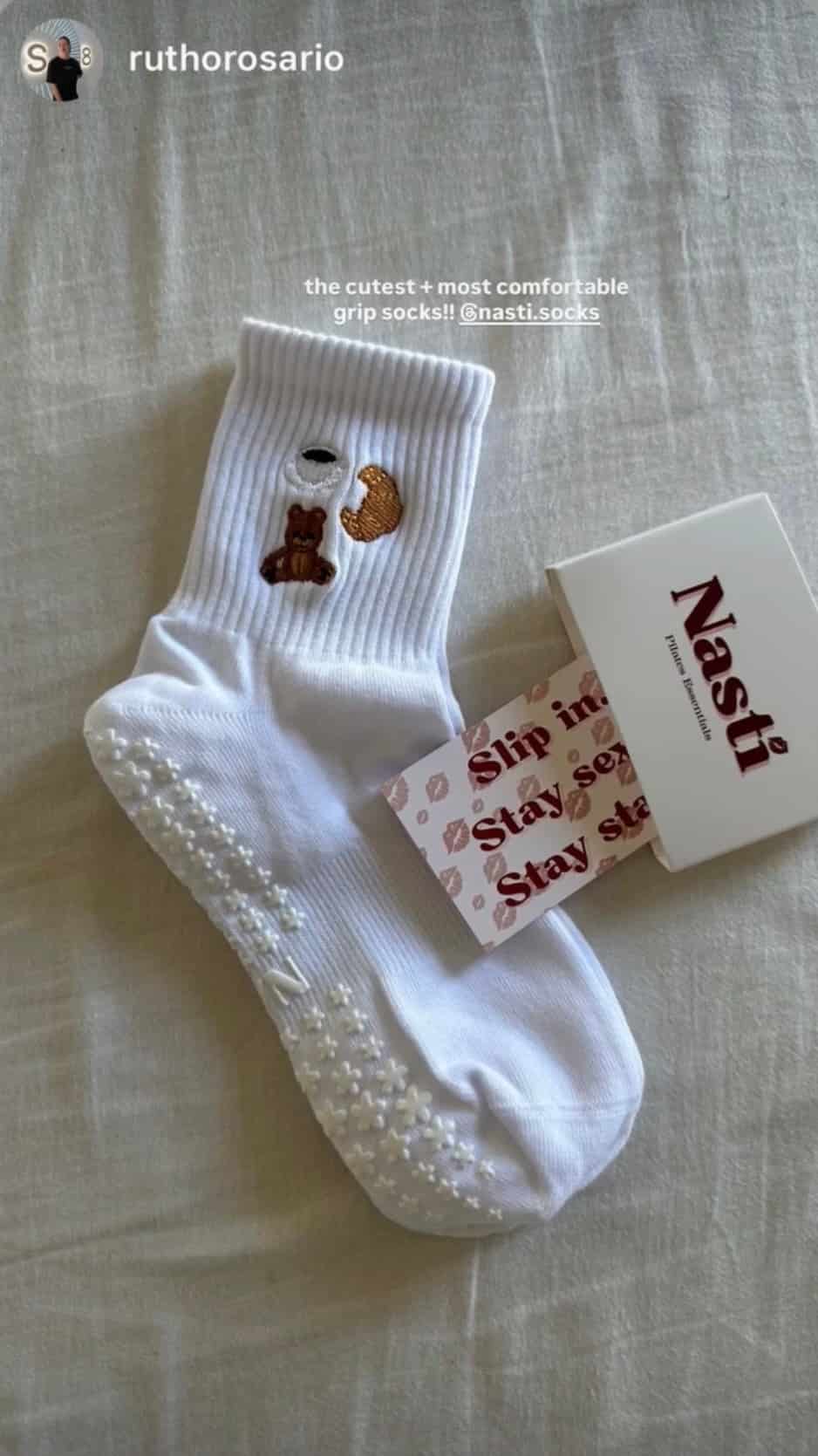 Weiße NST Pilates Grip Socks mit Teddy- und Croissant-Design, rutschfester Sohle und stilvollem Packaging“