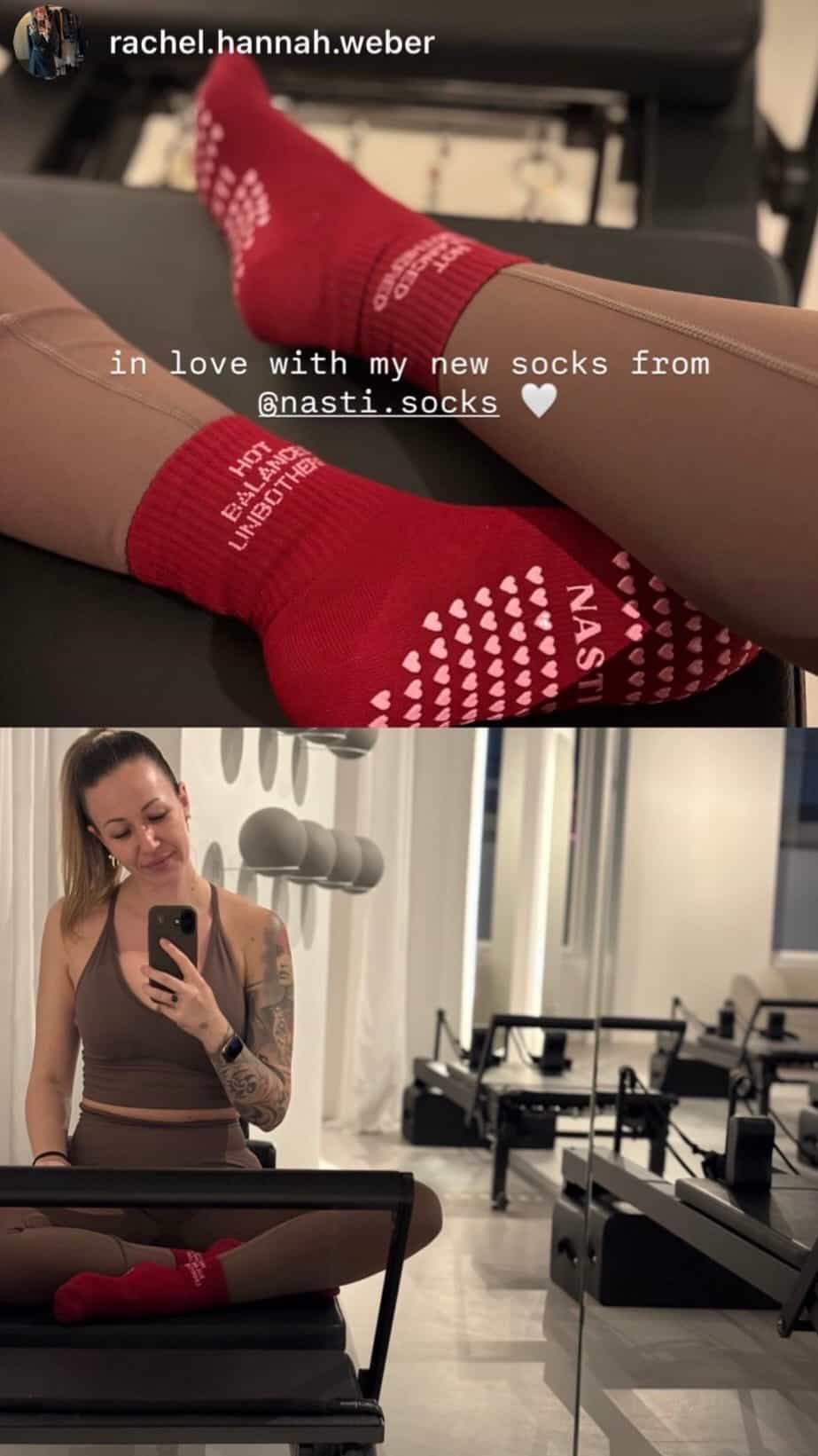 Rote NST Pilates Grip Socks mit Herz-Grip beim Reformer Pilates Training im Pilates Studio“