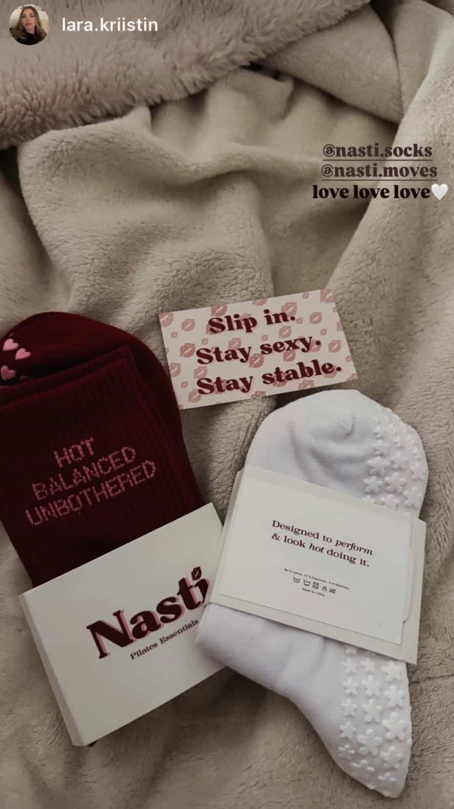 NST Pilates Grip Socks in Bordeaux und Weiß mit Herz- und Blumen-Grip, hochwertiger Verpackung und inspirierenden Details