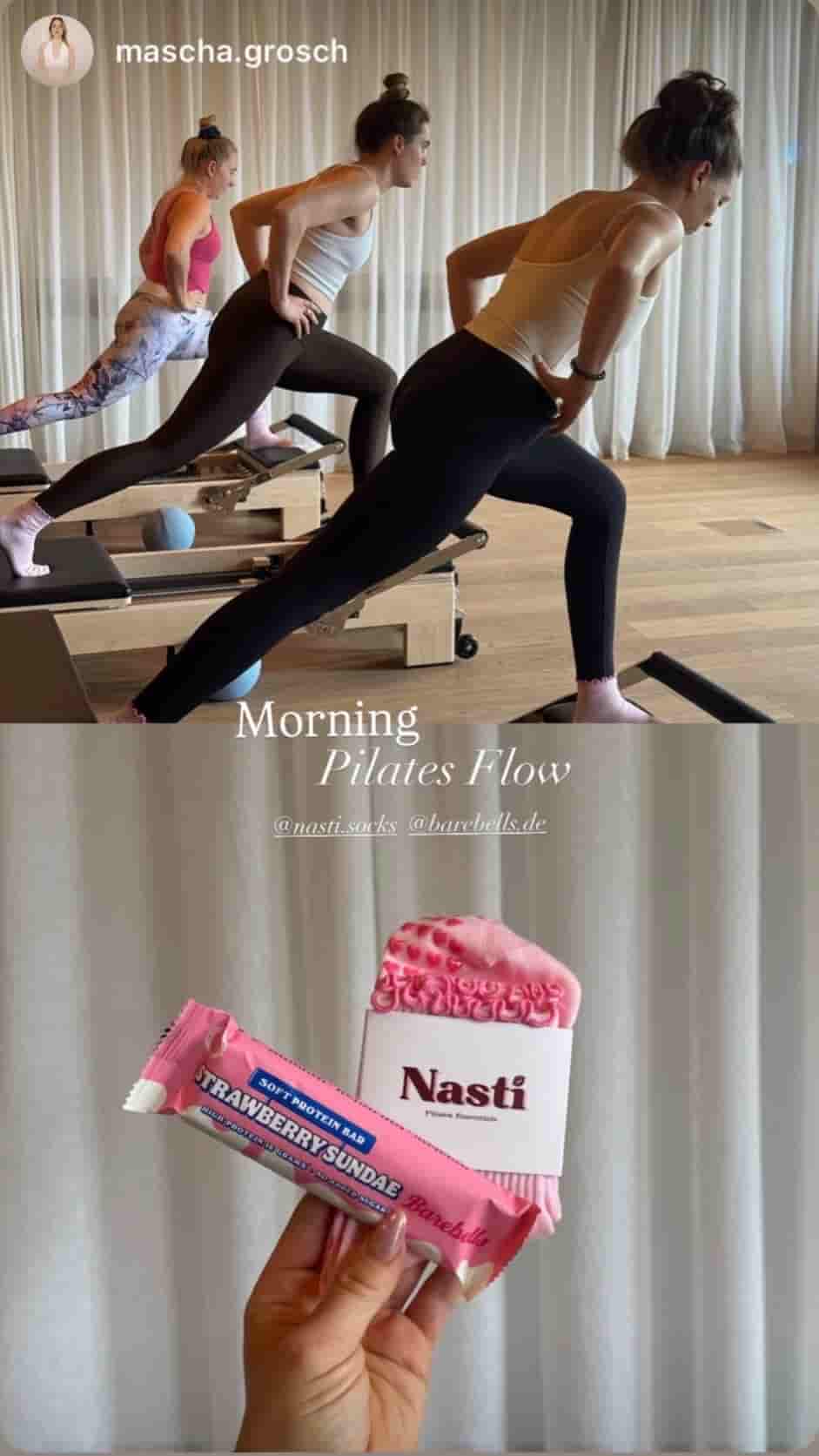 Drei Frauen beim Reformer-Pilates-Training in einem hellen Studio mit NST Pilates Grip Socks; darunter eine Nahaufnahme von pinken Nasti Grip Socks und einem Proteinriegel.