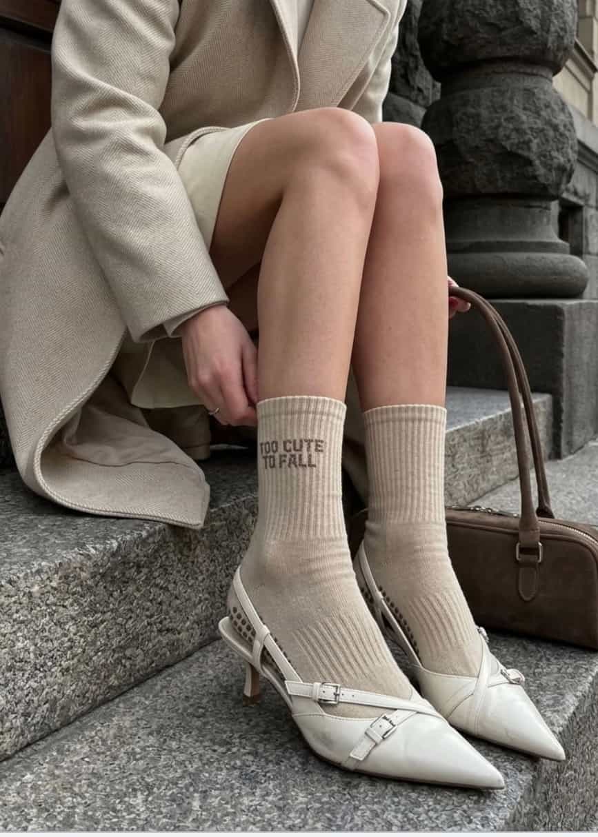 Beige Pilates Socken getragen mit High Heels