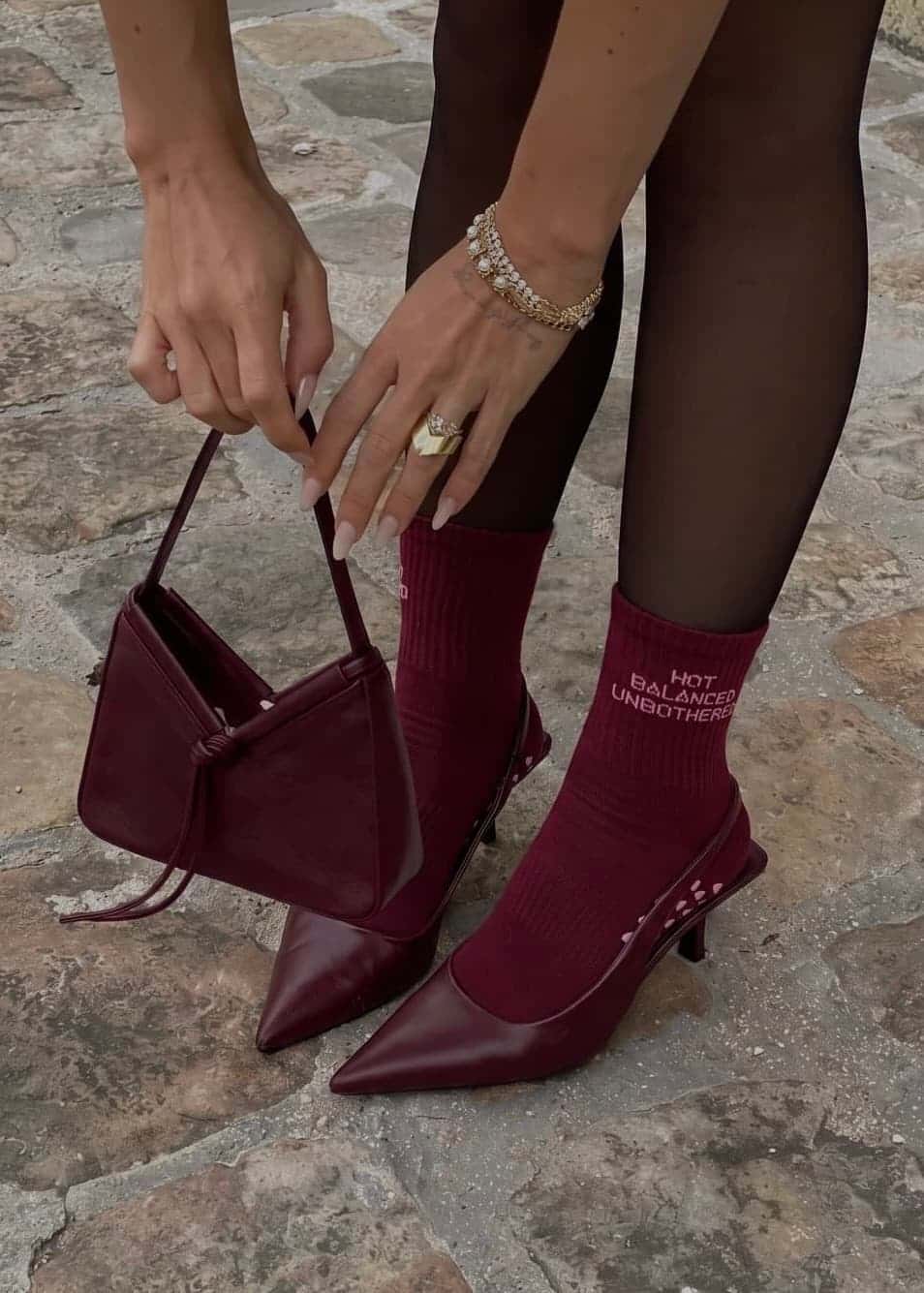 Burgundy Pilates Socken mit Burgundy High Heels und Burgundy Tasche
