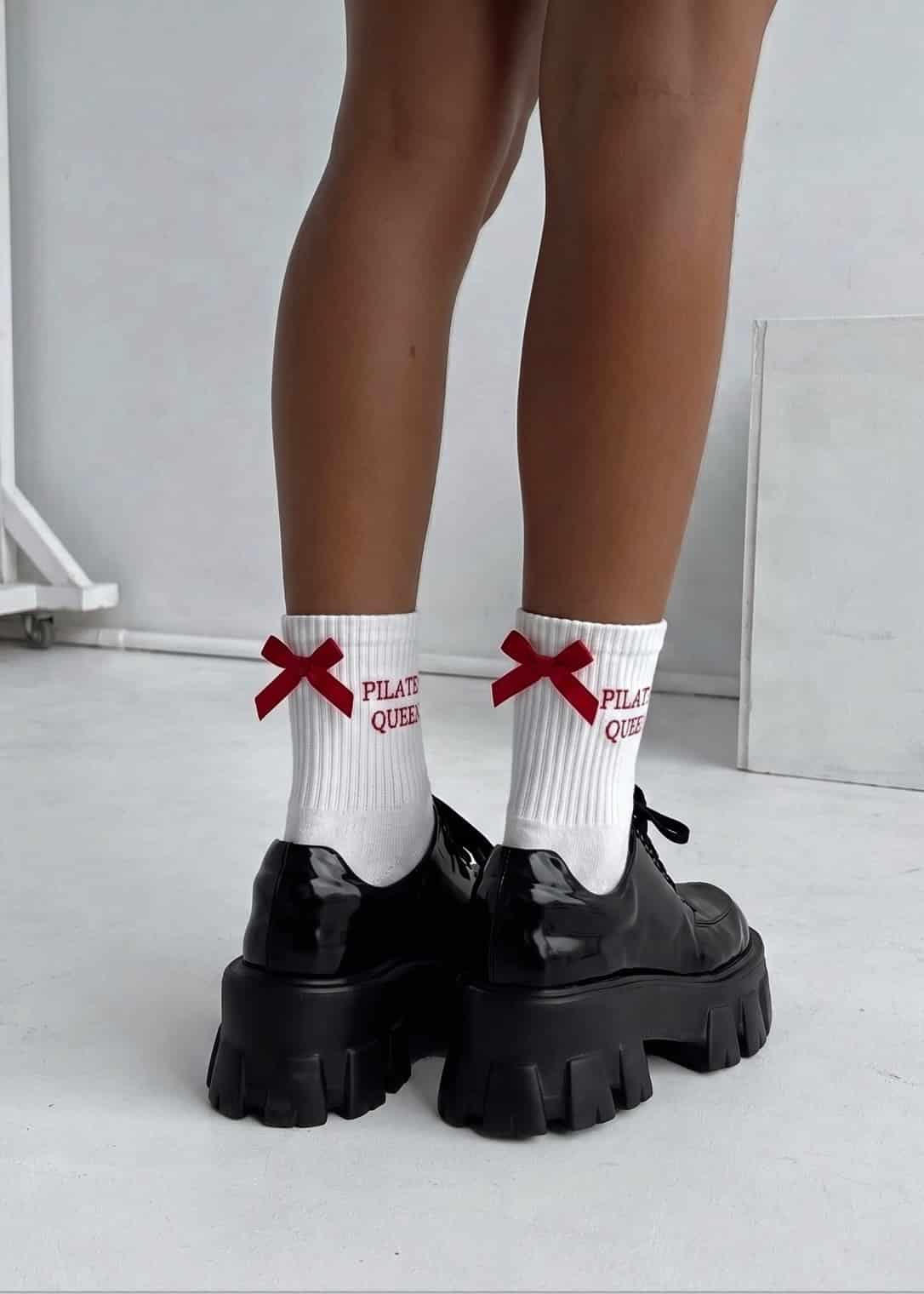 Weiße Pilates Socken mit ein roten Schlaufe hinten 