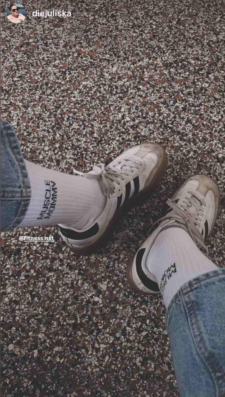 Weiße gerippte Sportsocken mit „Muscle Mommy“-Schriftzug und Sneakern im lässigen Streetstyle Outfit